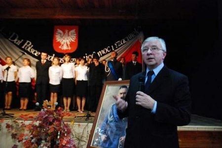 Marsza�ek J�zef Pi�sudski patronem Gminazjum w Iwaniskach